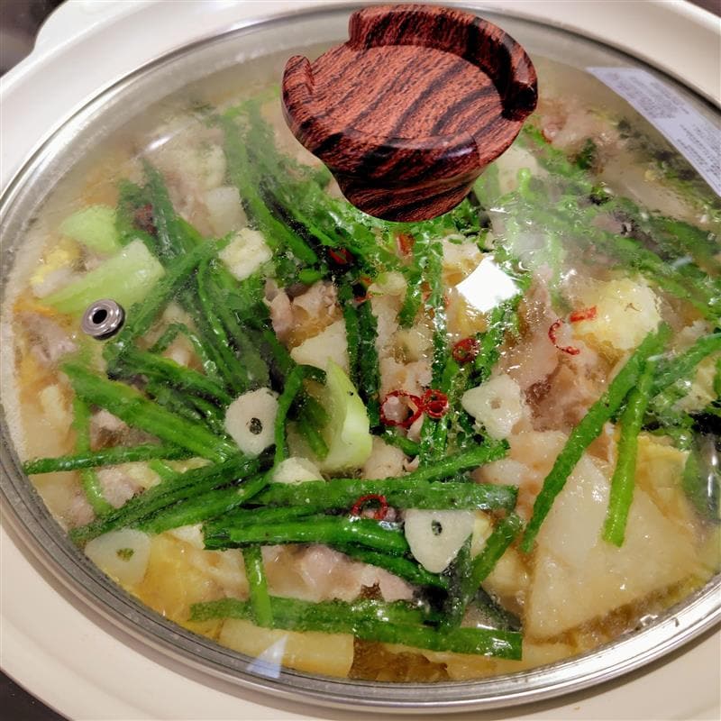 お鍋でぐつぐつ煮込んでいる画像