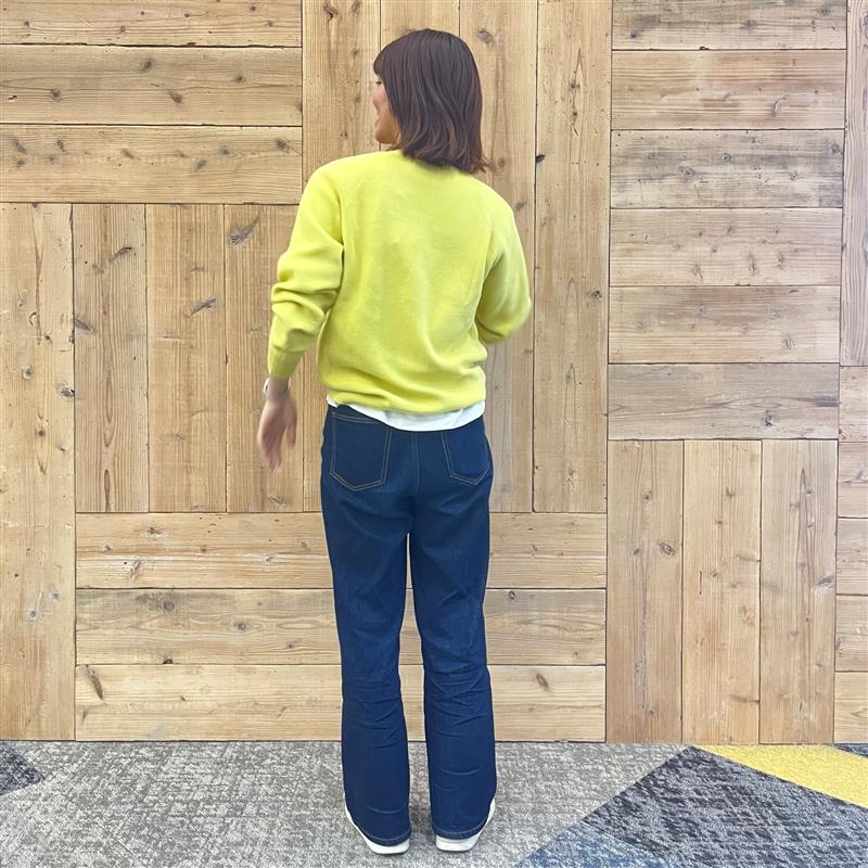 ニットを着た女性