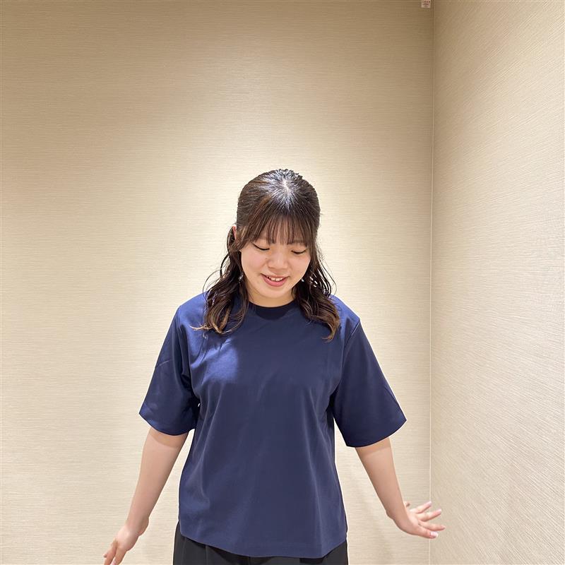 青いTシャツを着た女性