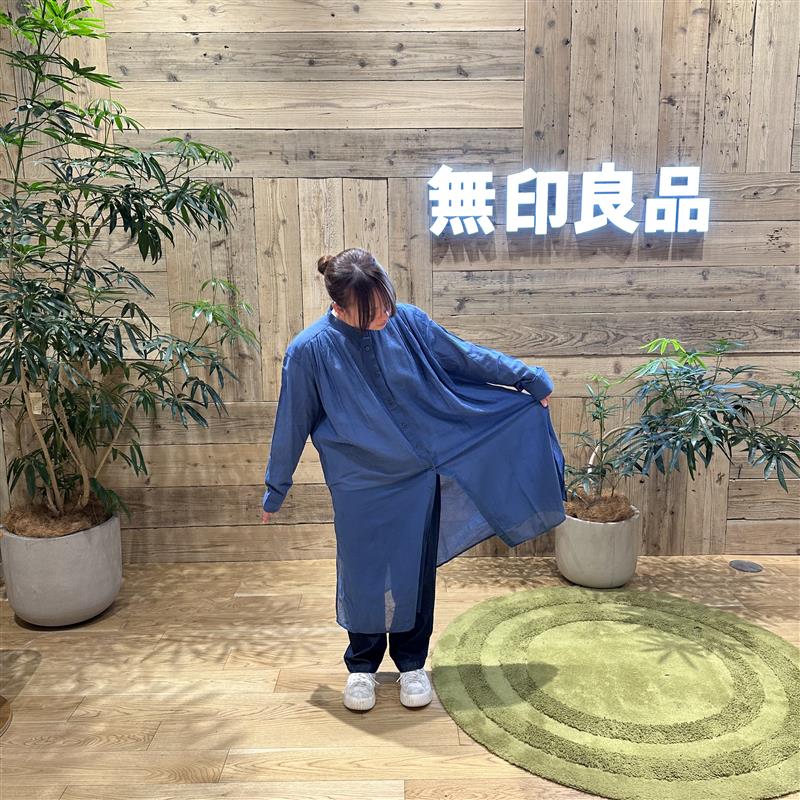 服を見せている女性