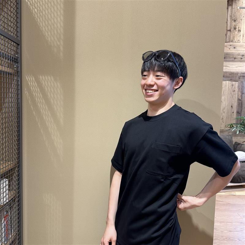 黒い服を着た男性