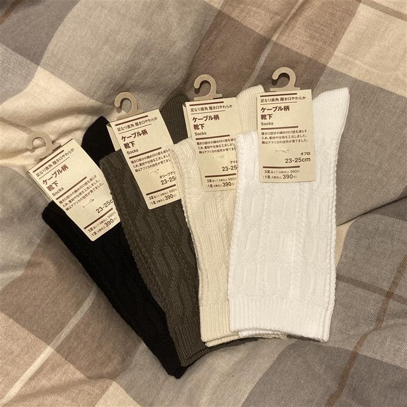 婦人足なり直角履き口やわらかケーブル柄靴下