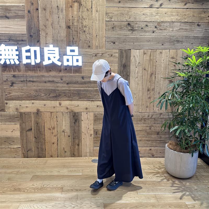 下を見ている女性