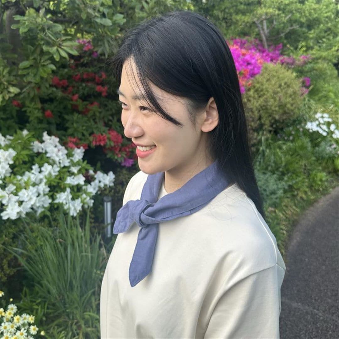 黄色のTシャツを着た女性