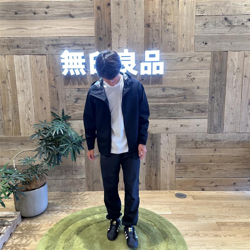 撥水フードジャケットを着た男性