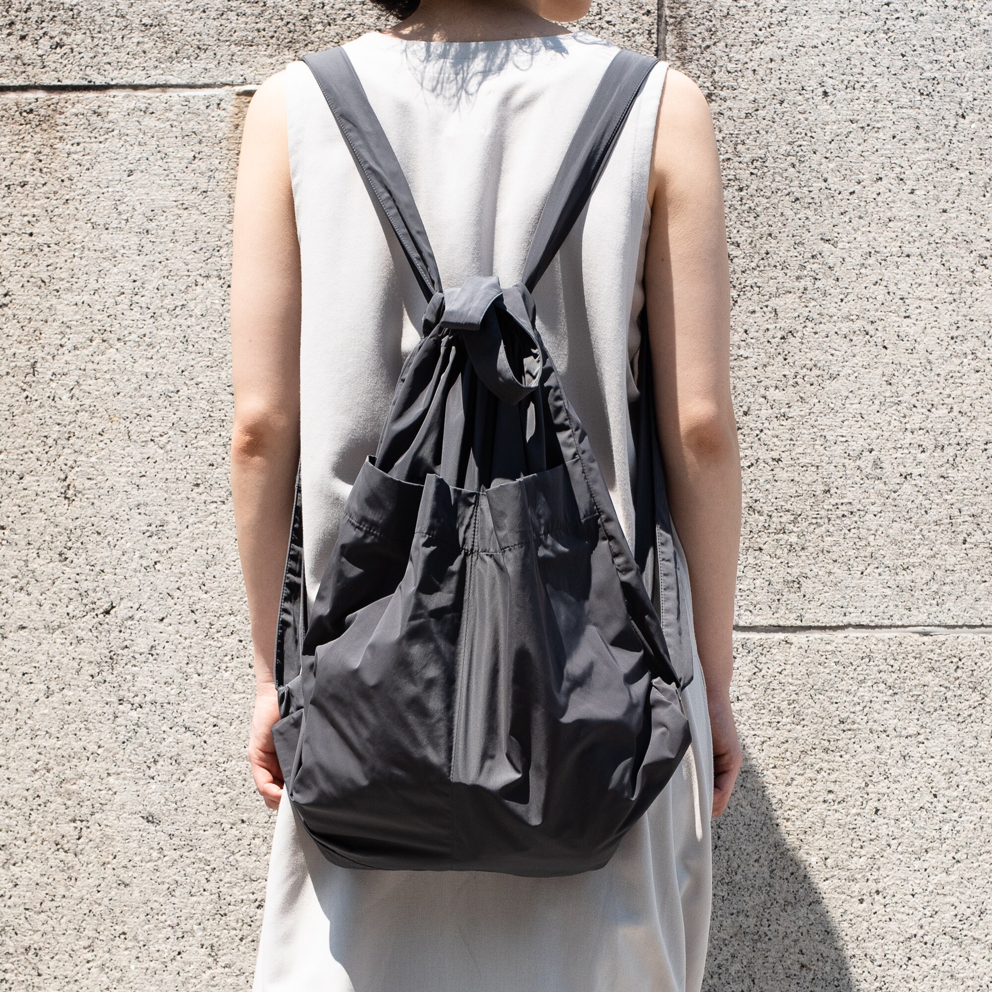 backpack_グレー後ろ.jpg 