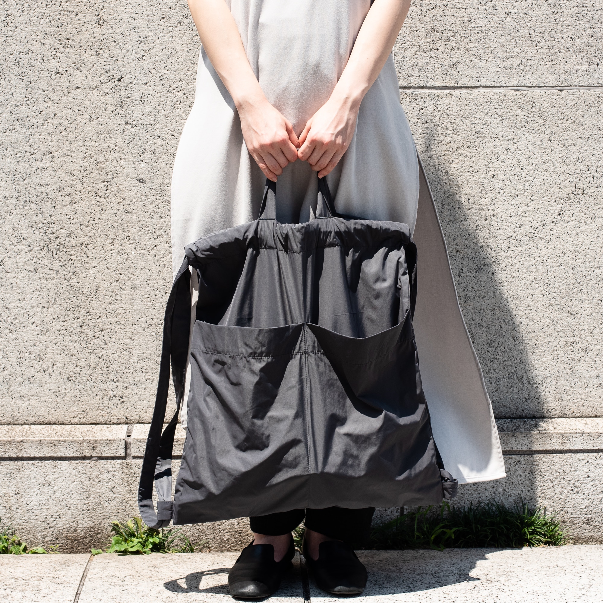 backpack_グレー正面手持ち.jpg 