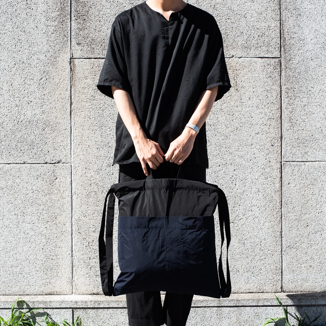 backpack_BKNV手持ち正面 ネイビー.jpg