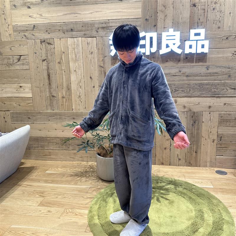 パジャマを着た男性