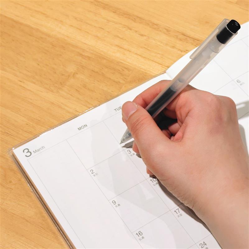 新品のスケジュール帳を使う様子