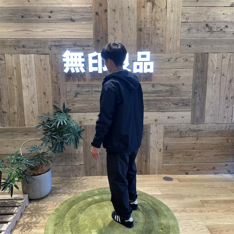 後ろを向いている男性