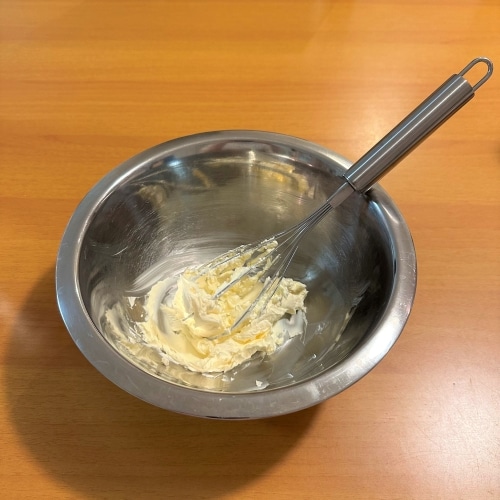 バターを混ぜている画像