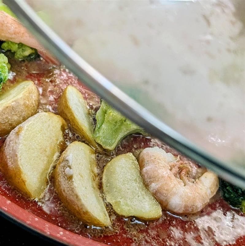 具材をフライパンで炒める様子