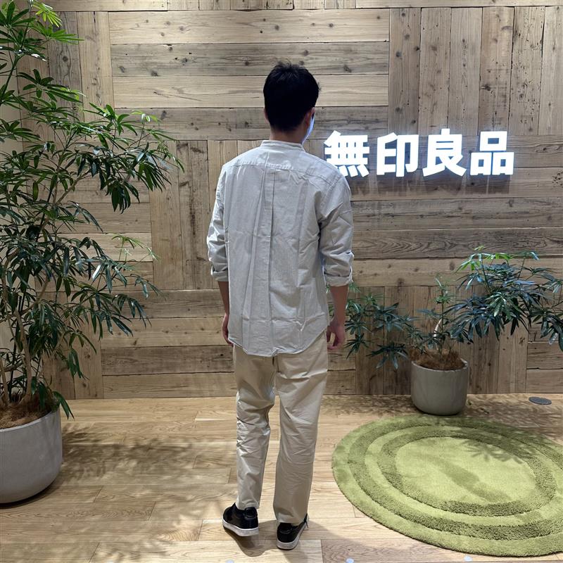 後ろを向いている男性