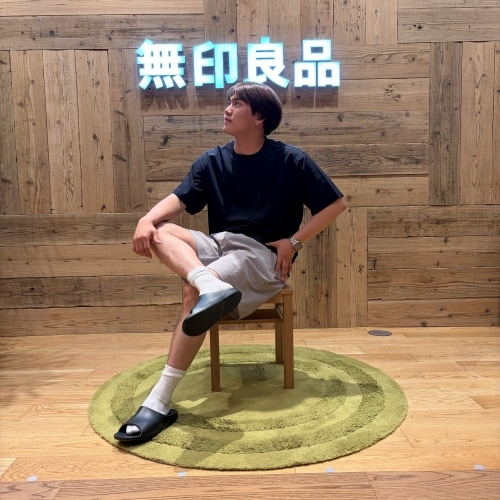 風を通すシリーズを着た男性の画像
