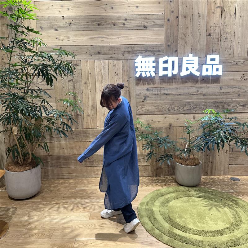 後ろを振り向いている女性