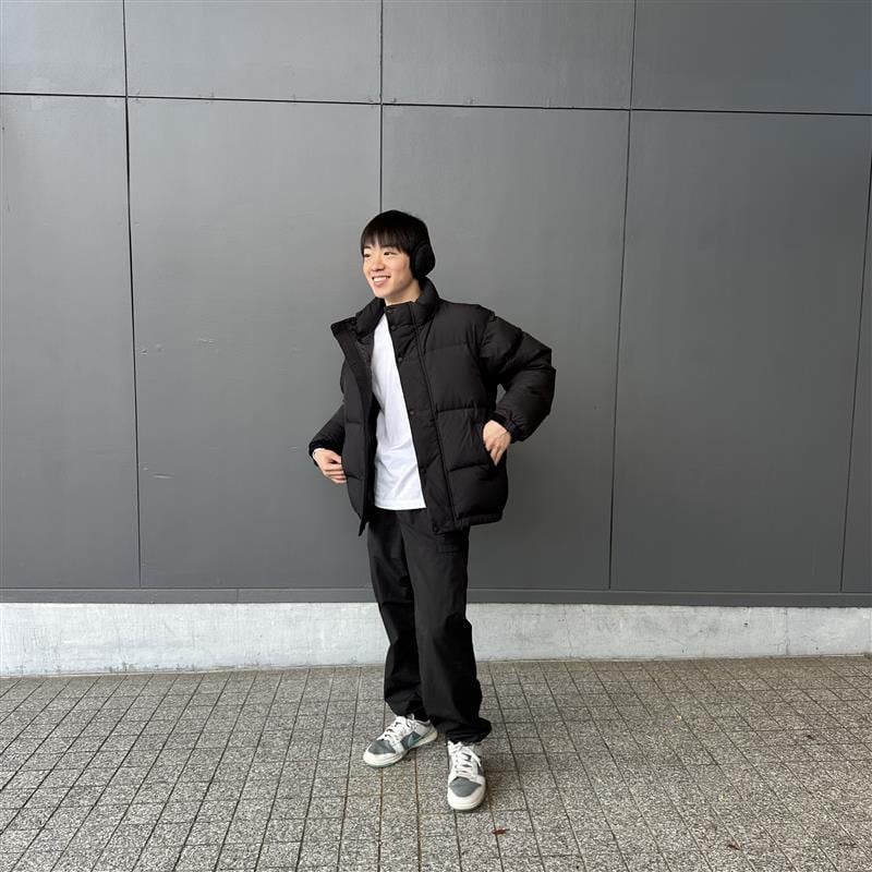 ダウンジャケットを着た男性