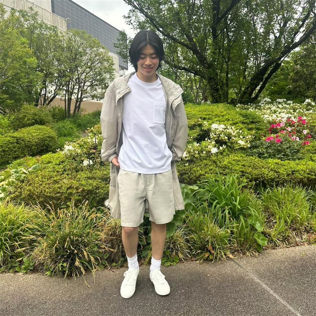 白いTシャツを着た男性