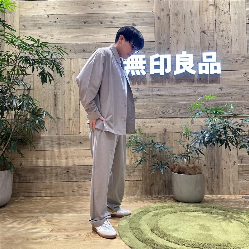 下を見ている男性