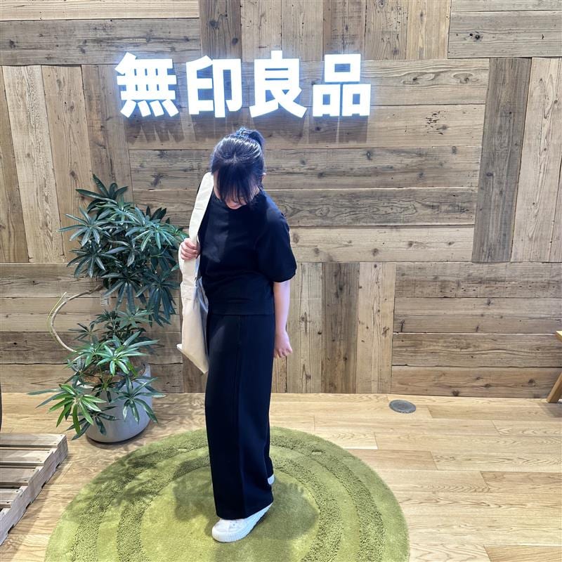 スウェットパンツをはいた女性