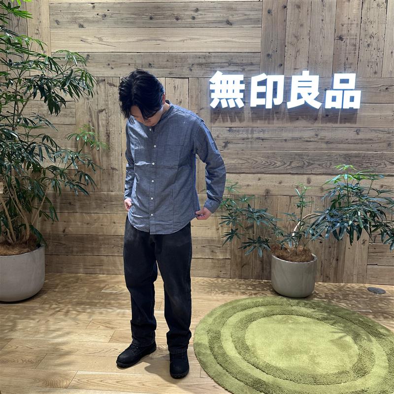 シャツをもって下を向いている男性