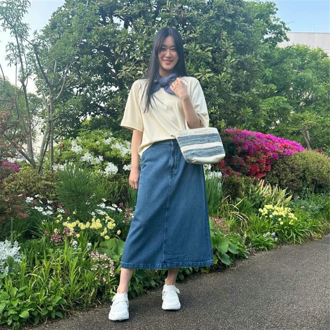 黄色のTシャツを着た女性