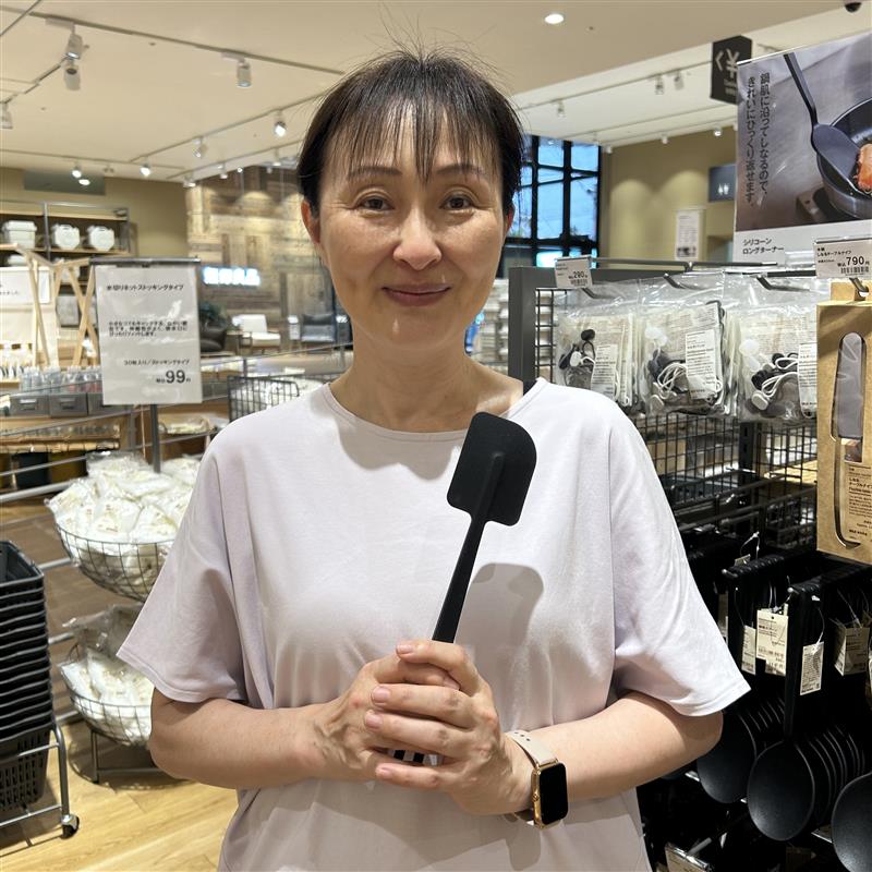 スパチュラを持った女性