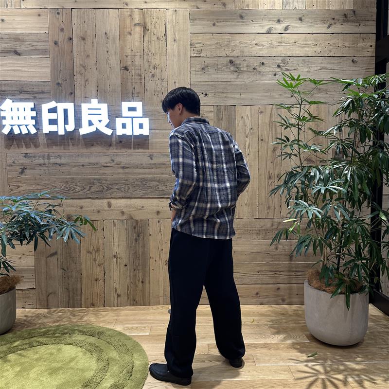 緩い服装をした男性③