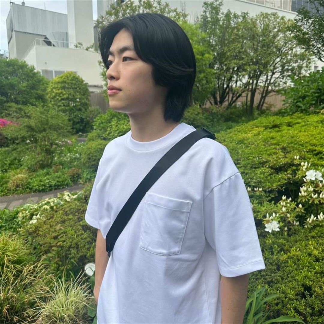 白いTシャツを着た男性