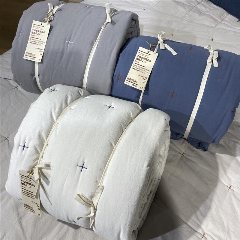 ４色　ベッド上