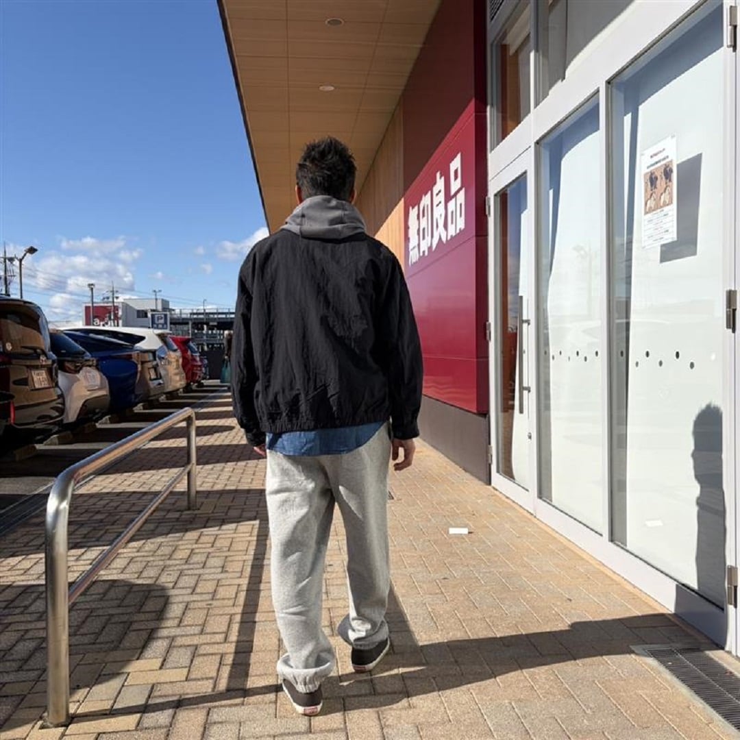 スタッフスナップ後ろ姿全身