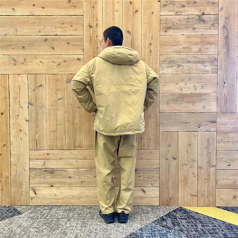 アウターを着た男性