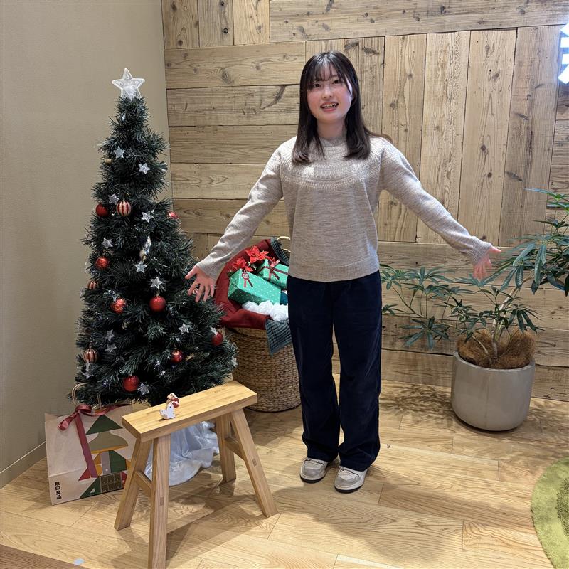 腕を広げている女性