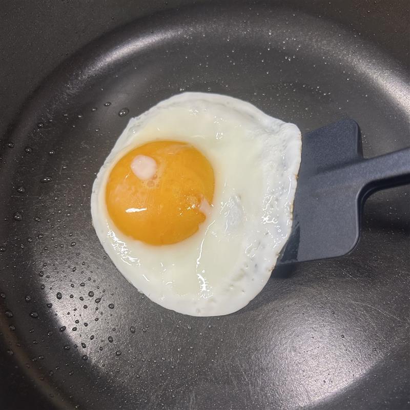 目玉焼きをひっくり返している写真