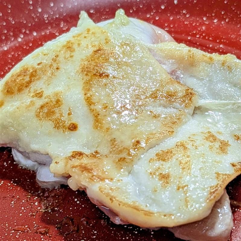 鶏もも肉を焼きます