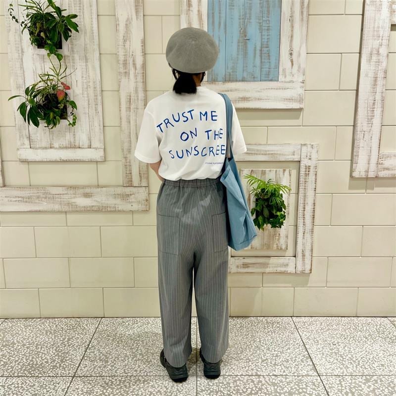 Tシャツ後ろ姿