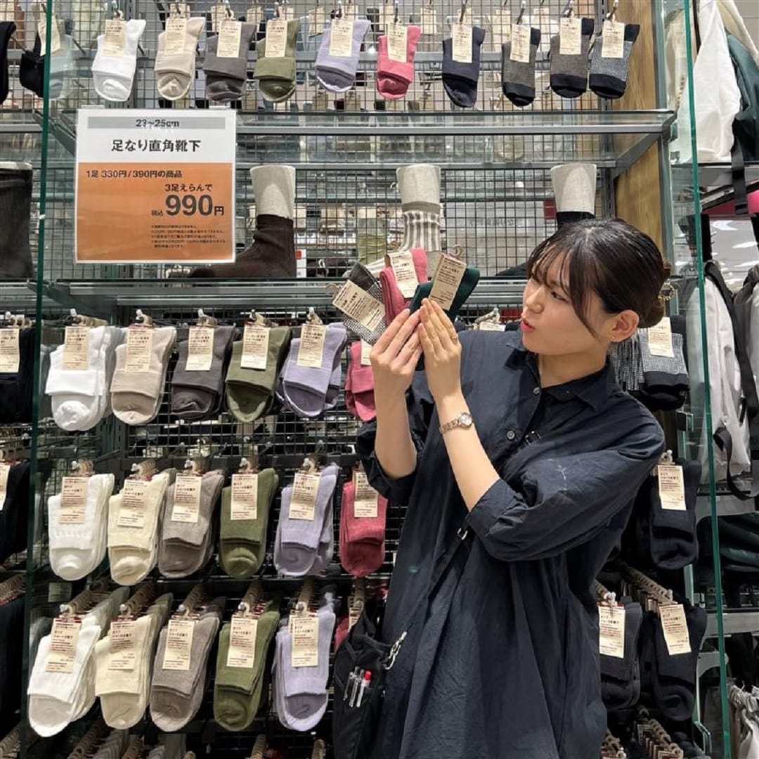 スタッフが靴下と一緒に