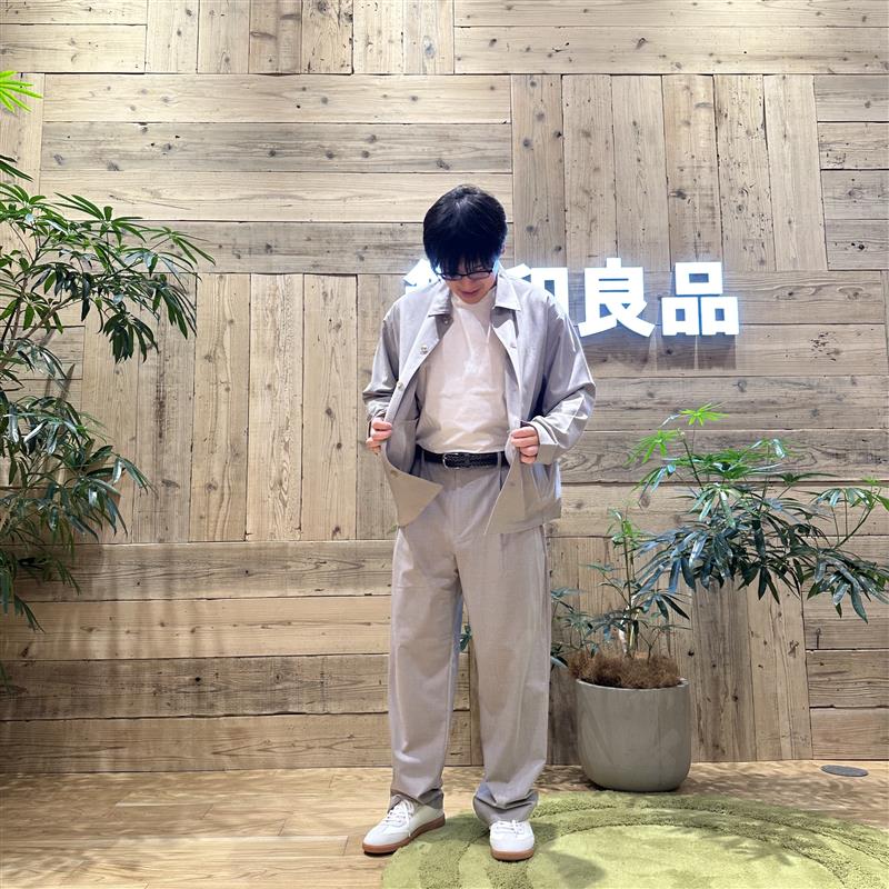 中を見せている男性