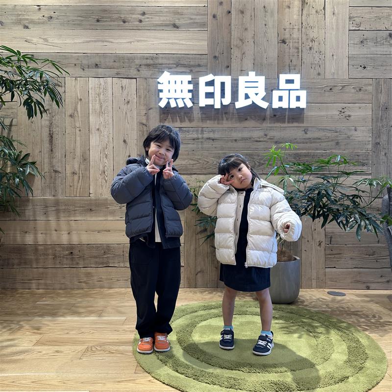 洗える中わたジャケットを着た兄妹