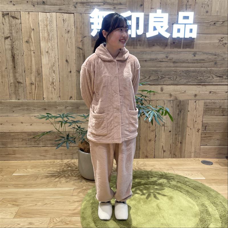 パジャマを着ている女性