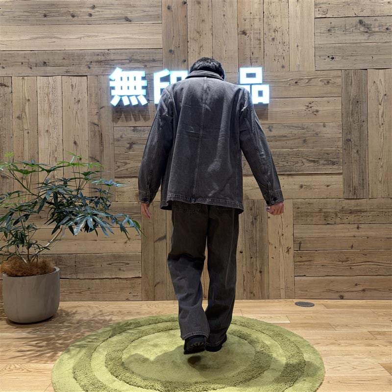 後ろを向いている男性