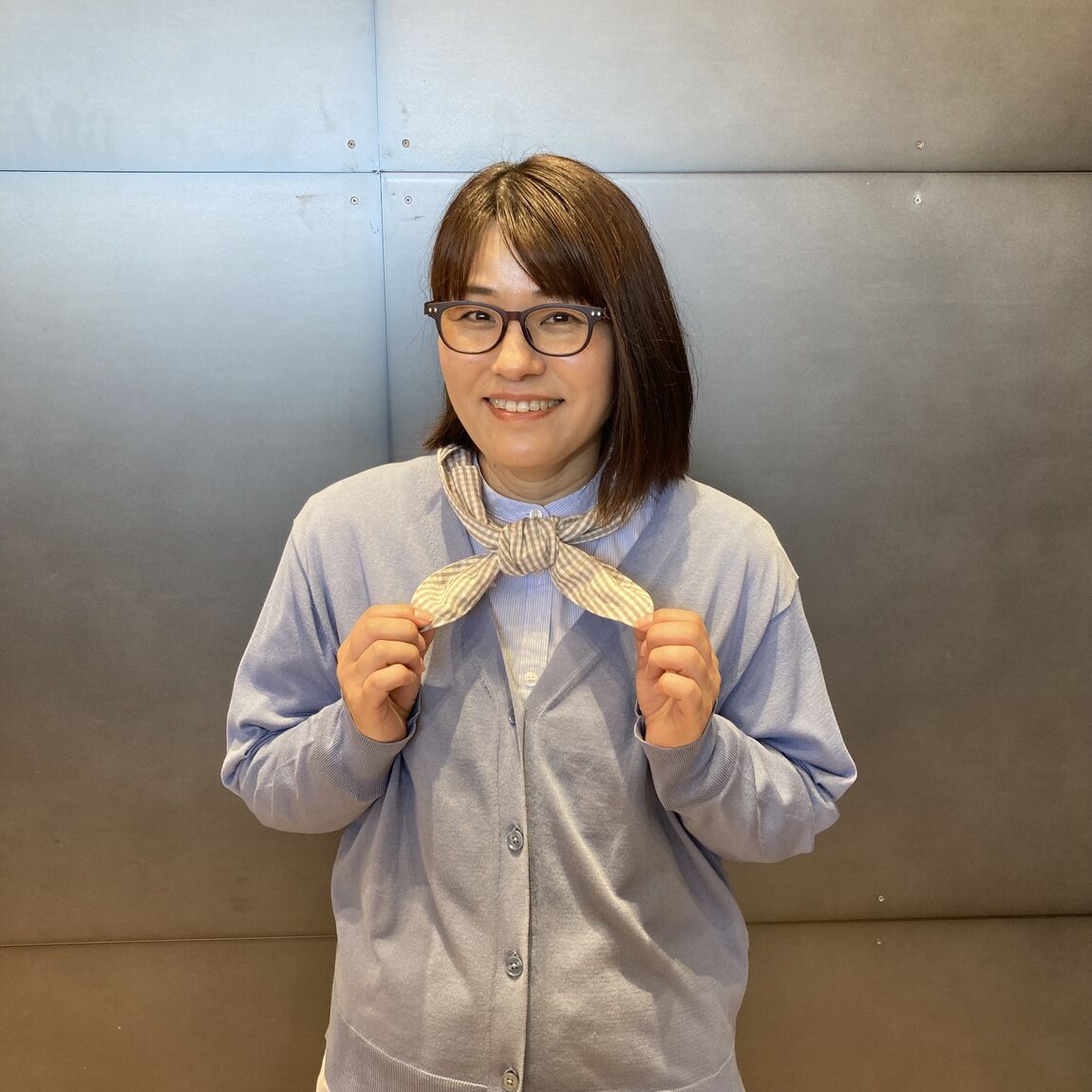 カーディガンを着用している女性