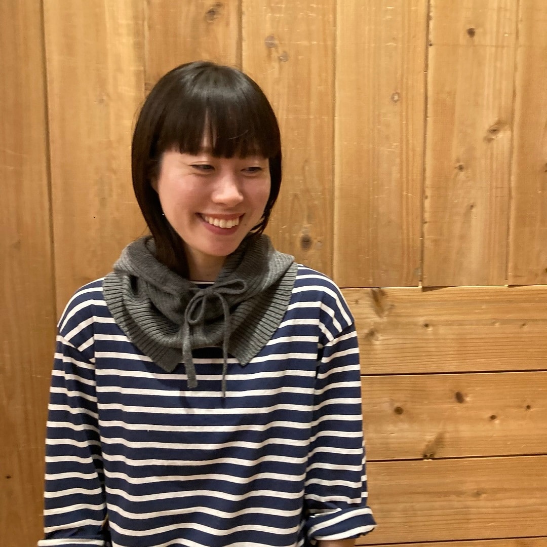 冬小物を身に着けた女性