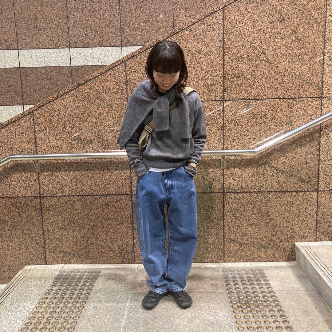 セーターを着た女性の写真