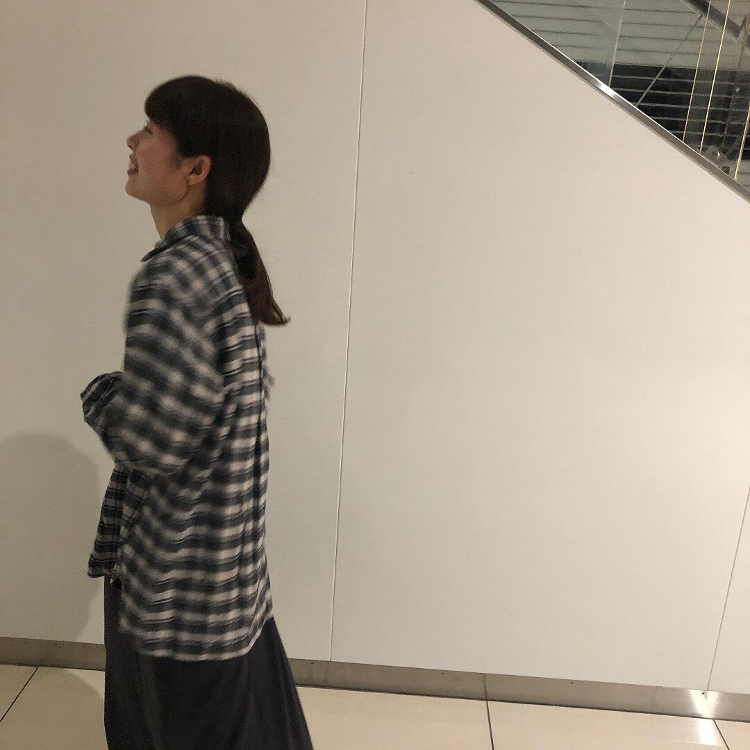 フランネルシャツとワンピースのコーディネートです