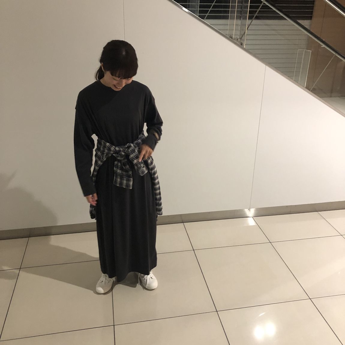 フランネルシャツとワンピースのコーディネートです