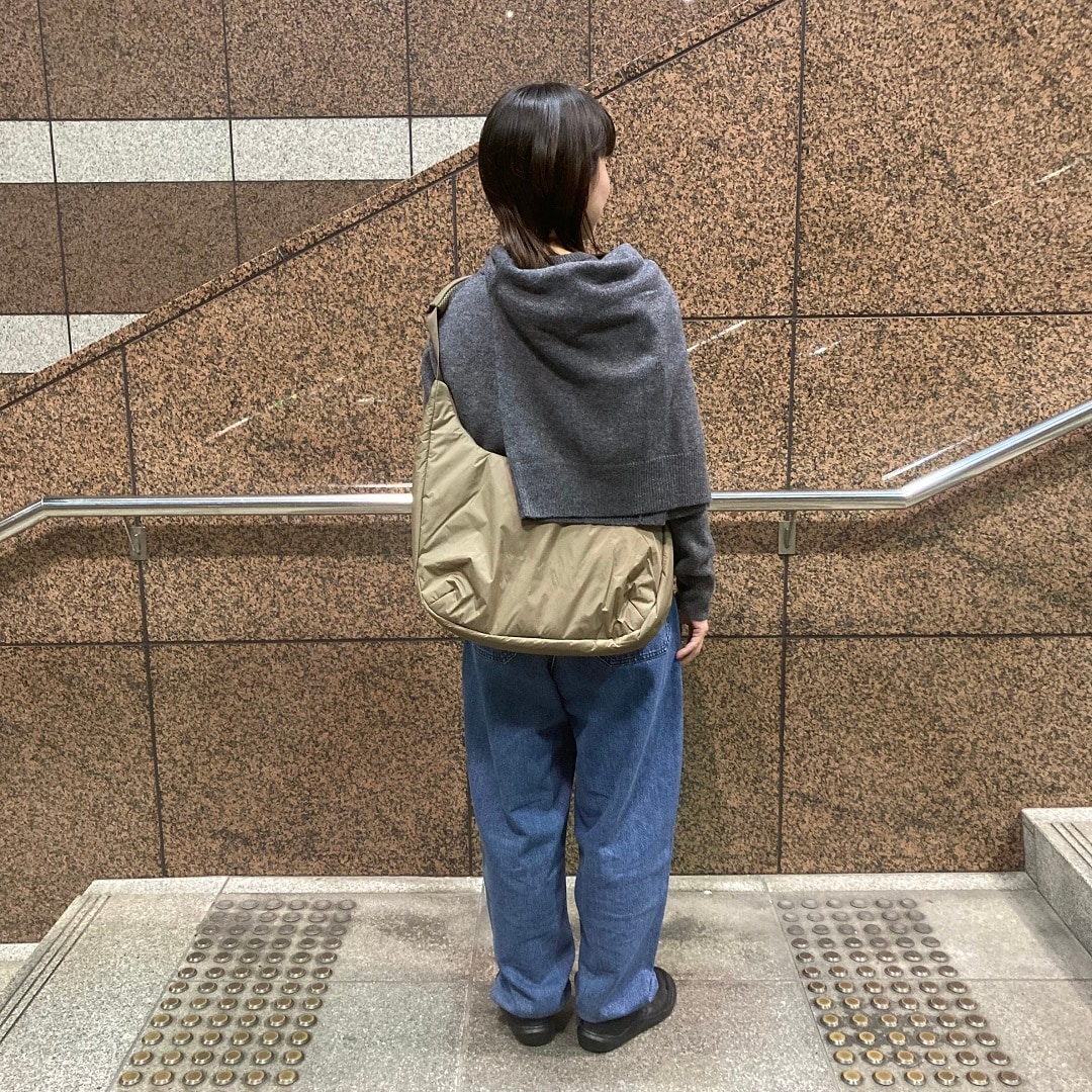 セーターを着た女性の写真