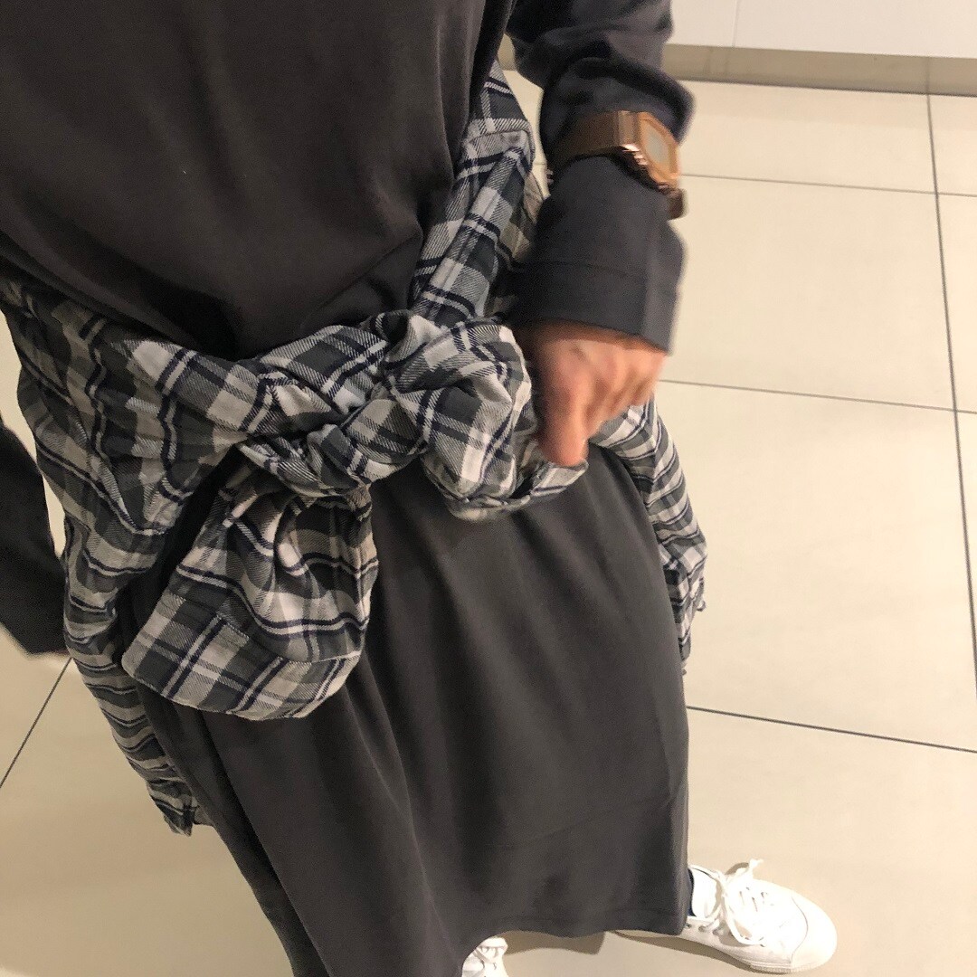 シャツを腰巻にしています