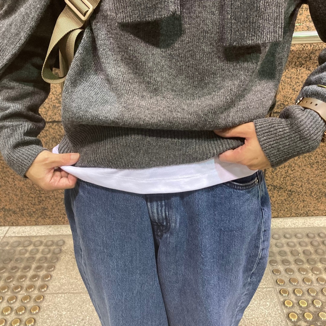 セーターを着た女性の写真