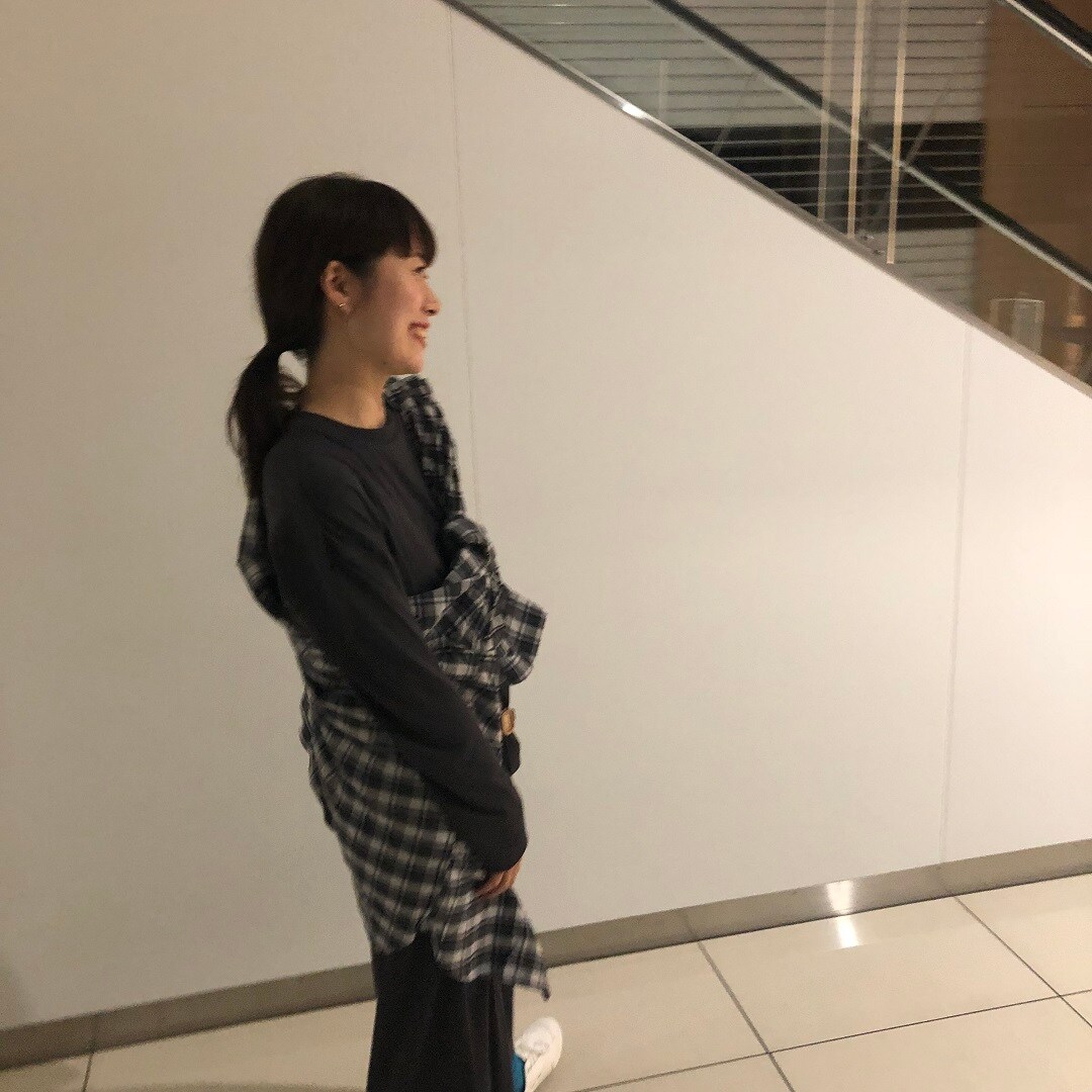シャツをたすき掛けにしています